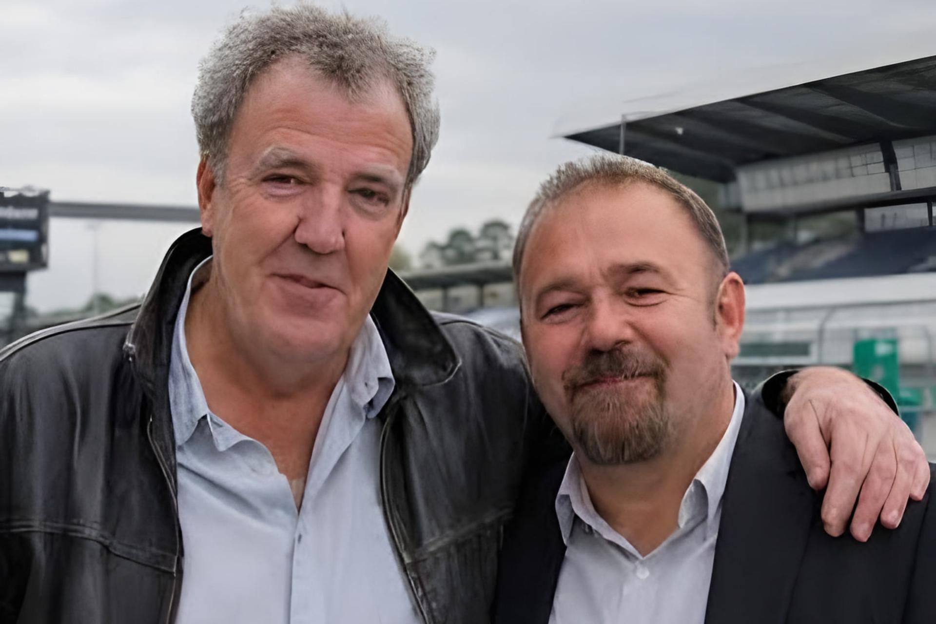 جرمی کلارکسون (Jeremy Clarkson) در کنار دوبلور صدای او مظفر شافعی در یک پیست مسابقه