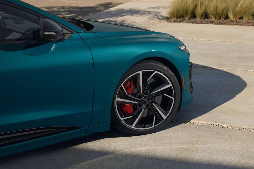 چرخ و رینگ خودروی آئودی (Audi) S6 e-tron با کالیپر ترمز قرمز