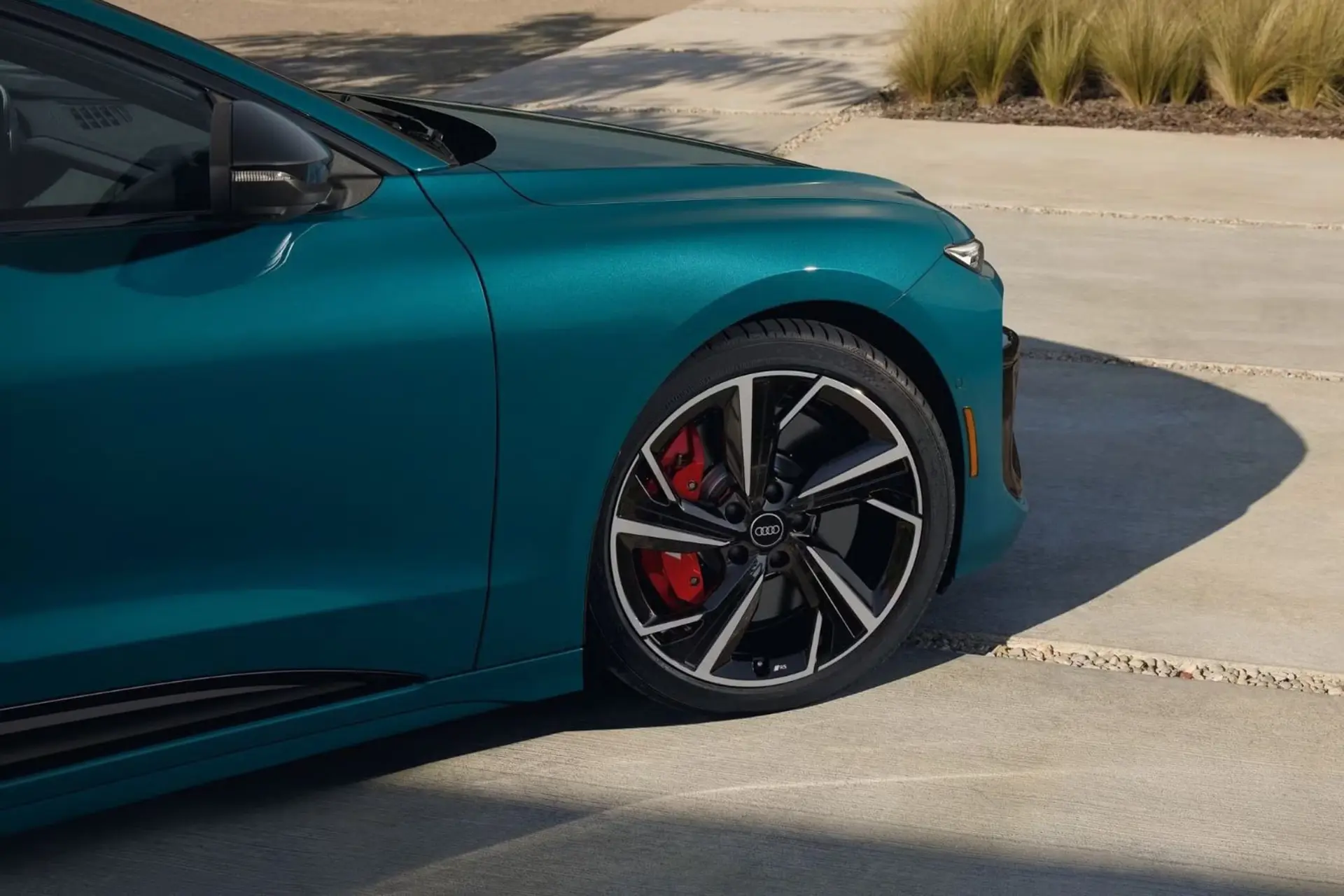 چرخ و رینگ خودروی آئودی (Audi) S6 e-tron با کالیپر ترمز قرمز