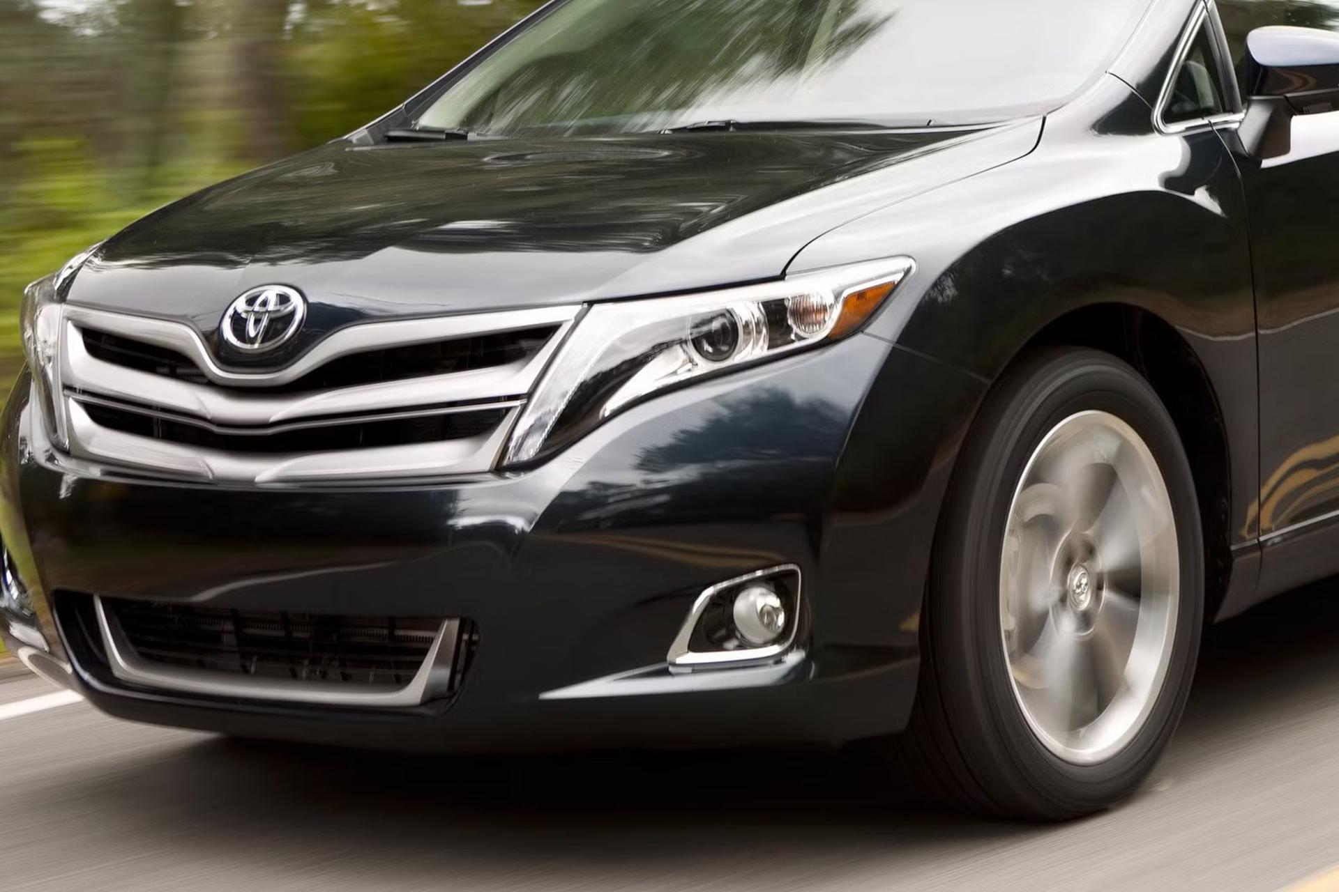 تویوتا ونزا (Toyota Venza) مشکی رنگ در حال حرکت در جاده