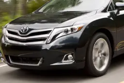 تویوتا ونزا (Toyota Venza) مشکی رنگ در حال حرکت در جاده