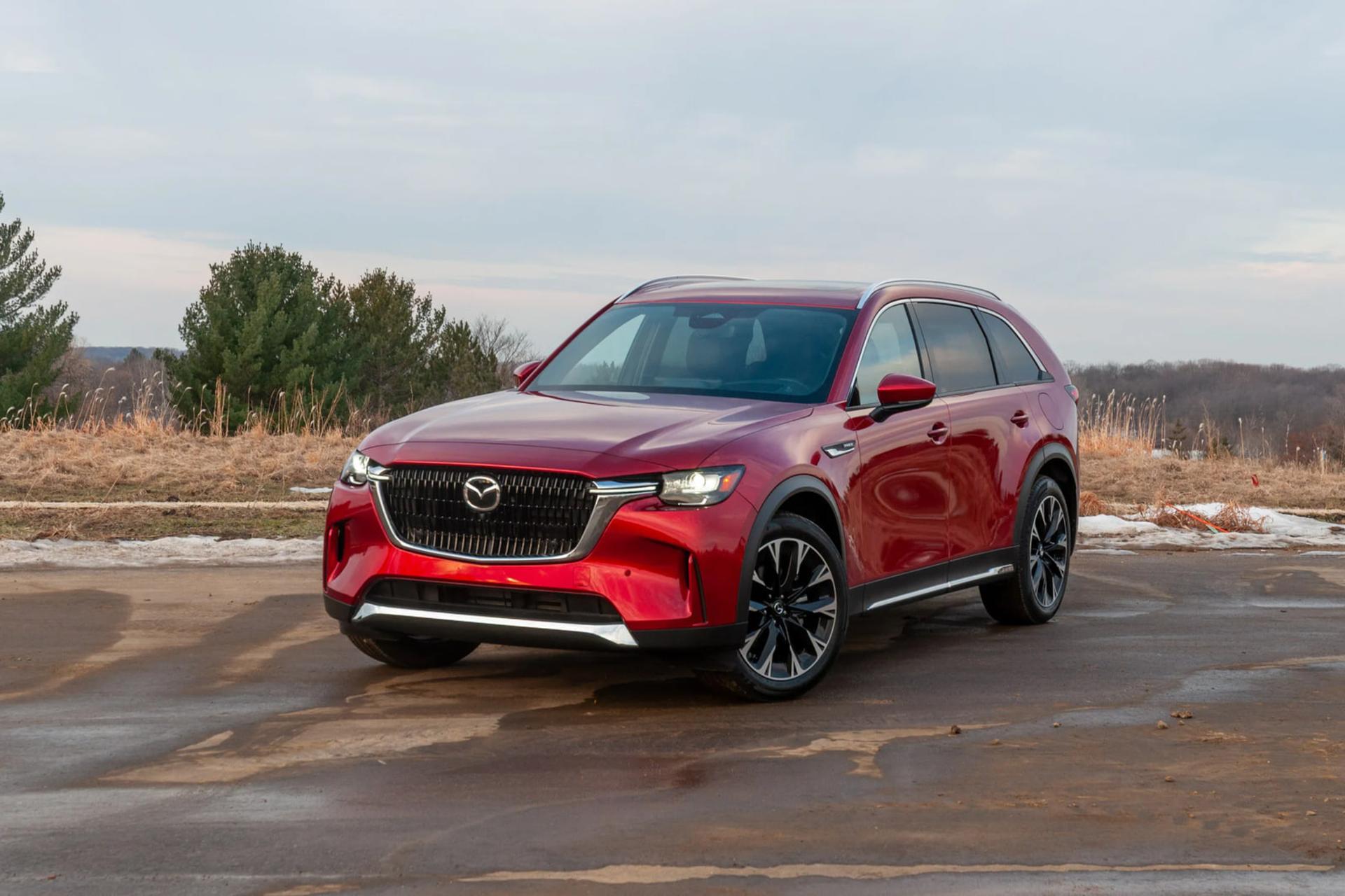 خودرو مزدا (Mazda) CX-90 قرمز رنگ در یک فضای باز