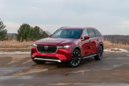 خودرو مزدا (Mazda) CX-90 قرمز رنگ در یک فضای باز