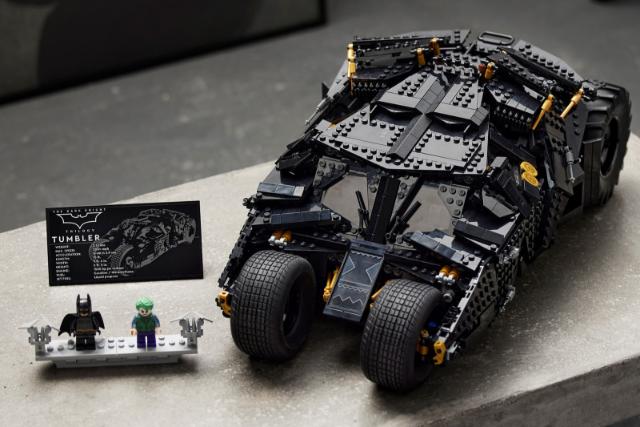 لگو بت‌موبیل تاملر (Batmobile Tumbler) به همراه فیگورهای بتمن و جوکر