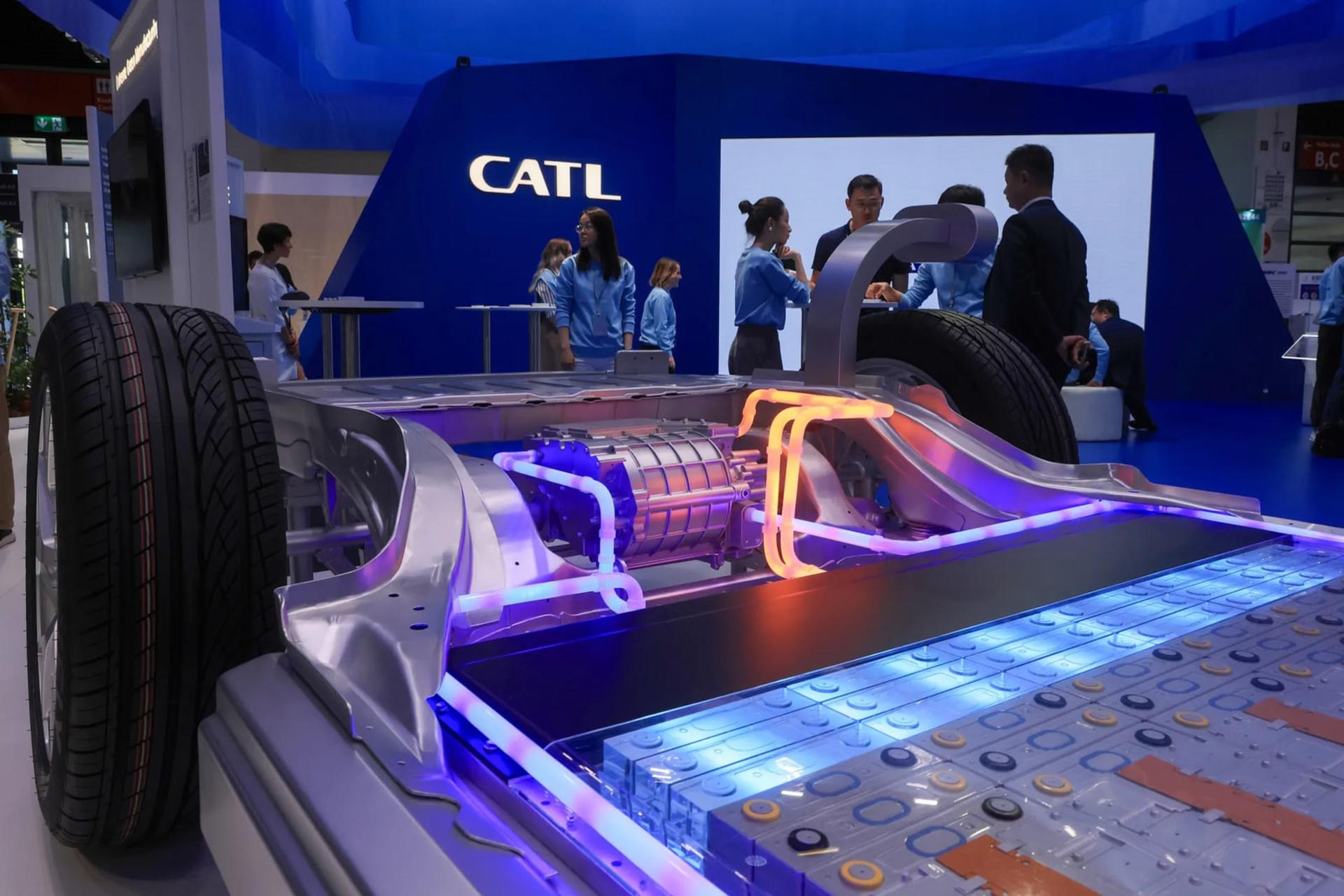 ساختار داخلی و باتری‌های خودروی برقی در نمایشگاه فناوری CATL (Contemporary Amperex Technology Co. Limited)