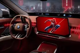 نمایش شخصیت مرد عنکبوتی (Spider-Man) روی نمایشگر بزرگ داشبورد خودروی بی‌ام‌و (BMW)