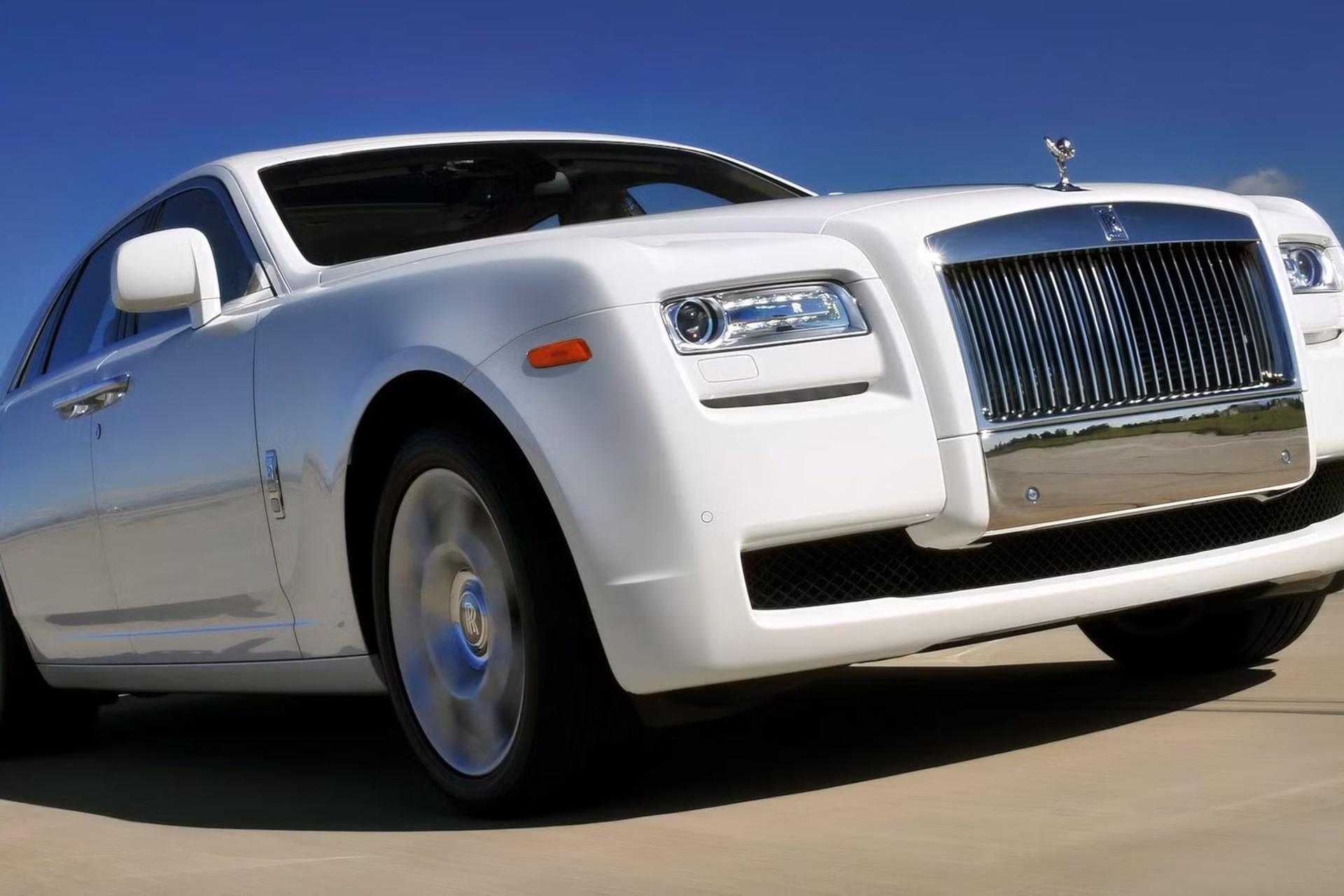 خودرو رولزرویس گوست (Rolls-Royce Ghost) سفید رنگ در حال حرکت