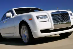 خودرو رولزرویس گوست (Rolls-Royce Ghost) سفید رنگ در حال حرکت
