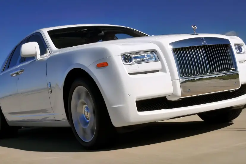 خودرو رولزرویس گوست (Rolls-Royce Ghost) سفید رنگ در حال حرکت