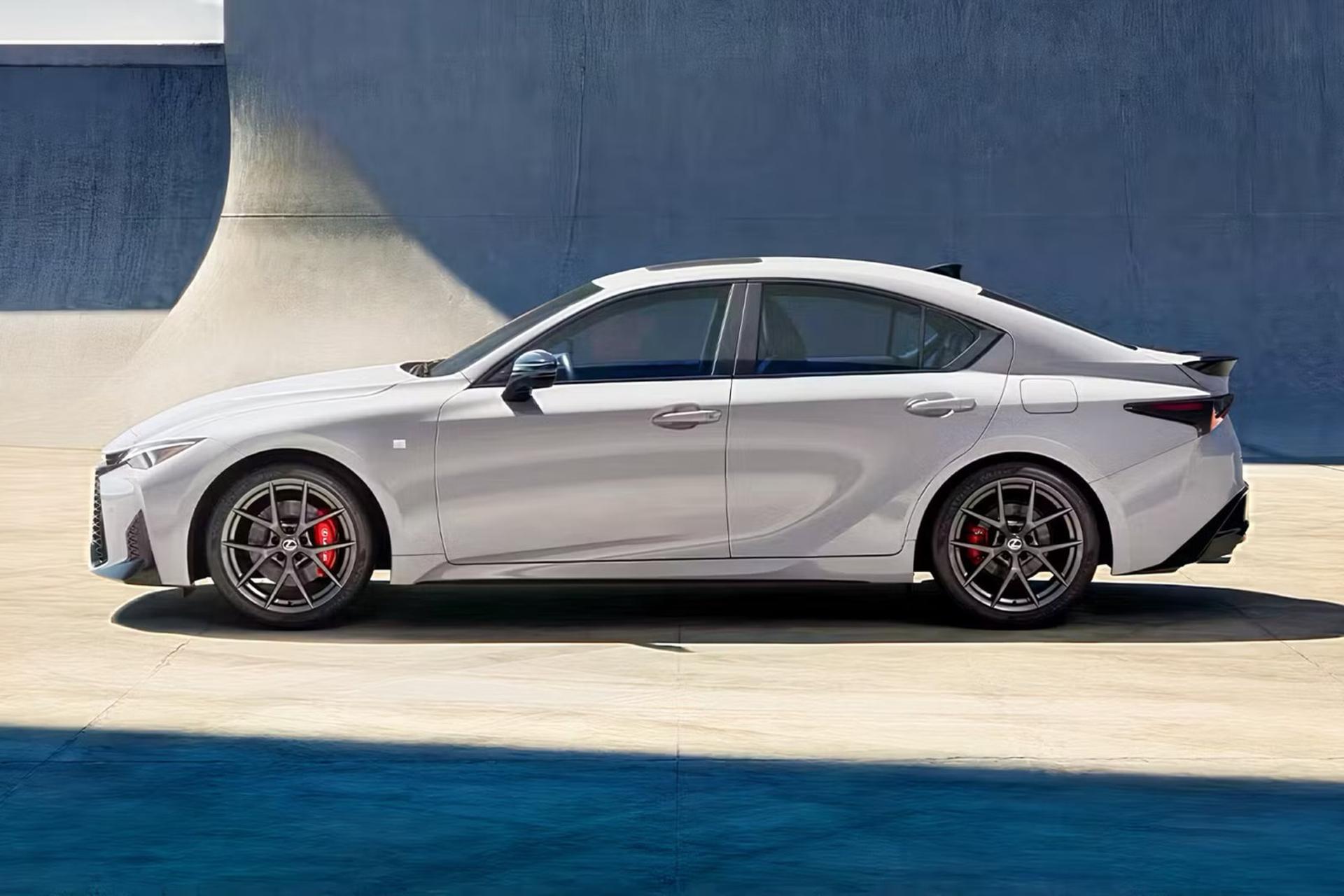 خودرو لکسوس آی‌اس ۳۵۰ اف اسپورت (Lexus IS 350 F SPORT) در نمای جانبی
