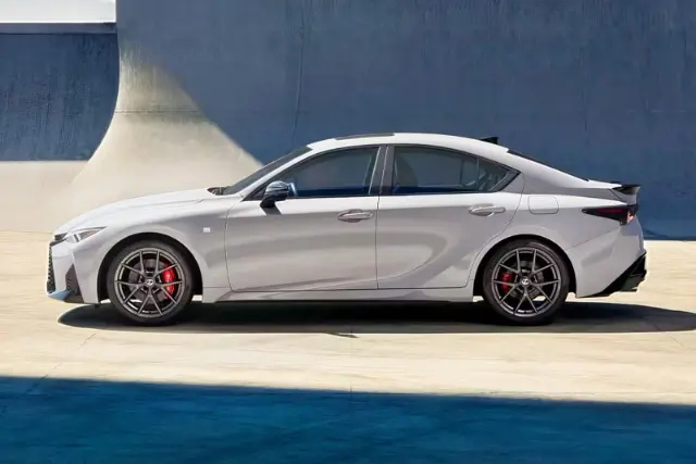 خودرو لکسوس آی‌اس ۳۵۰ اف اسپورت (Lexus IS 350 F SPORT) در نمای جانبی