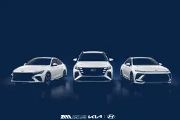 سه خودروی سفید برند هیوندای (Hyundai) و کیا (Kia) عرضه شده توسط زاویناموتور