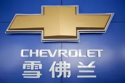 لوگوی طلایی برند شورولت (Chevrolet) روی پس‌زمینه آبی