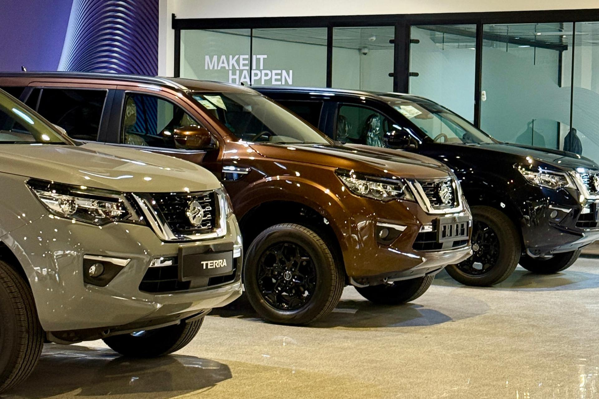 خودروهای شاسی‌بلند نیسان ترا (Nissan Terra) با رنگ‌های مختلف در سالن نمایشگاه