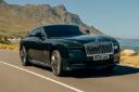 خودرو رولزرویس اسپکتر (Rolls-Royce Spectre) در حال حرکت در جاده‌ای ساحلی