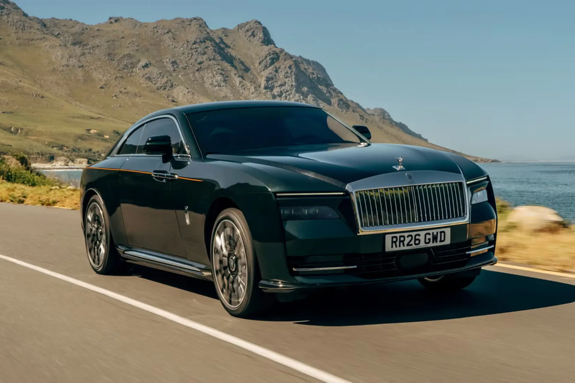 خودرو رولزرویس اسپکتر (Rolls-Royce Spectre) در حال حرکت در جاده‌ای ساحلی