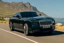 خودرو رولزرویس اسپکتر (Rolls-Royce Spectre) در حال حرکت در جاده‌ای ساحلی