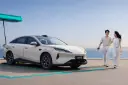 خودروی سدان بی‌وای‌دی 06 (BYD) در کنار ایستگاه شارژ خودروهای برقی