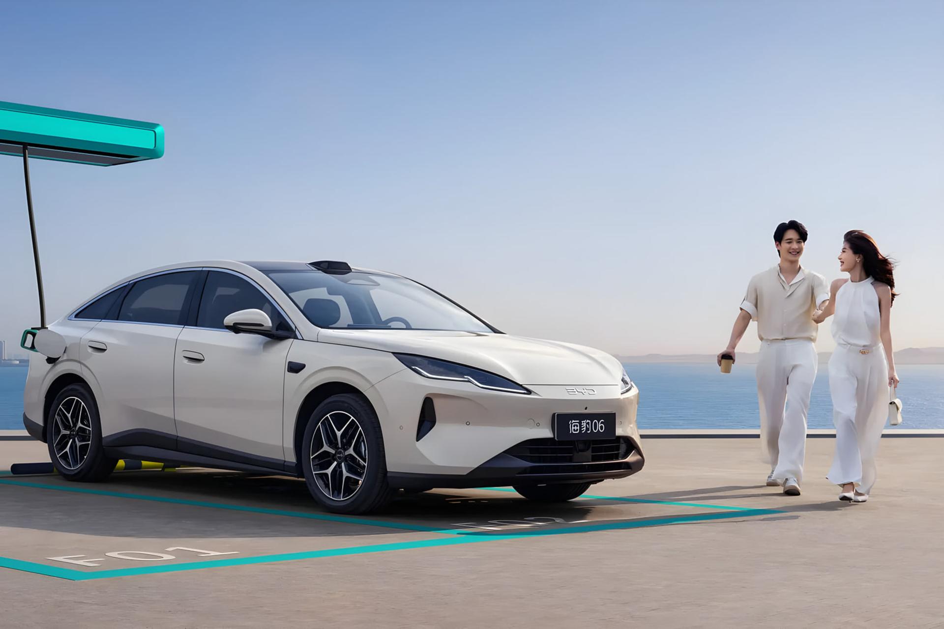 خودروی سدان بی‌وای‌دی 06 (BYD) در کنار ایستگاه شارژ خودروهای برقی