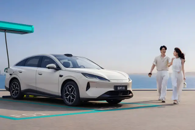 خودروی سدان بی‌وای‌دی 06 (BYD) در کنار ایستگاه شارژ خودروهای برقی