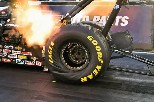 لاستیک درگستر (Dragster) برند GoodYear هنگام شتاب‌گیری شدید دچار تغییر شکل و چروکگی شده است