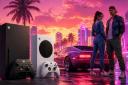 کنسول‌های ایکس‌باکس (Xbox) و کنترلرهای گیمینگ در پس‌زمینه بازی GTA 6