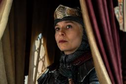 شخصیت دارسی (Darcy) با کلاهخود زینتی در سریال خاندان اژدها (House of the Dragon)