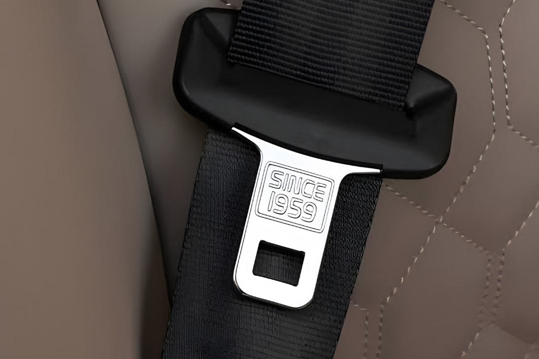 کمربند ایمنی (Seatbelt) با نشان سال ۱۹۵۹ در خودروی ولوو (Volvo)