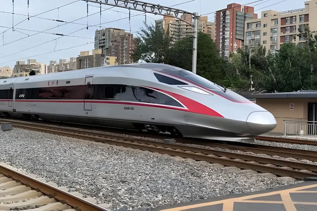 قطار مغناطیسی (Maglev) چین در حال حرکت روی ریل‌های مخصوص high speed china train  