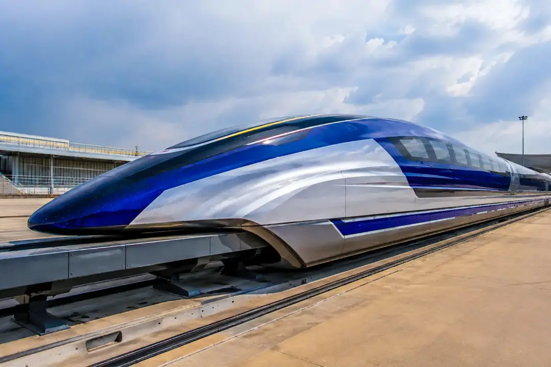 قطار مغناطیسی (Maglev) چین با بدنه نقره‌ای و آبی روی ریل مخصوص