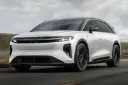خودرو الکتریکی لوسید گریویتی (Lucid Gravity GT-S) در حال حرکت در جاده