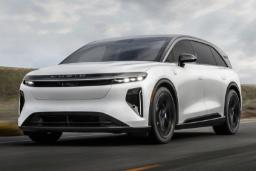 خودرو الکتریکی لوسید گریویتی (Lucid Gravity GT-S) در حال حرکت در جاده