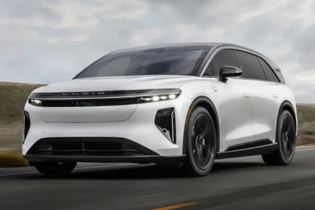 خودرو الکتریکی لوسید گریویتی (Lucid Gravity GT-S) در حال حرکت در جاده