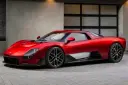 خودرو سوپراسپرت مک‌لارن (McLaren) McL 6GT با رنگ قرمز در فضای باز