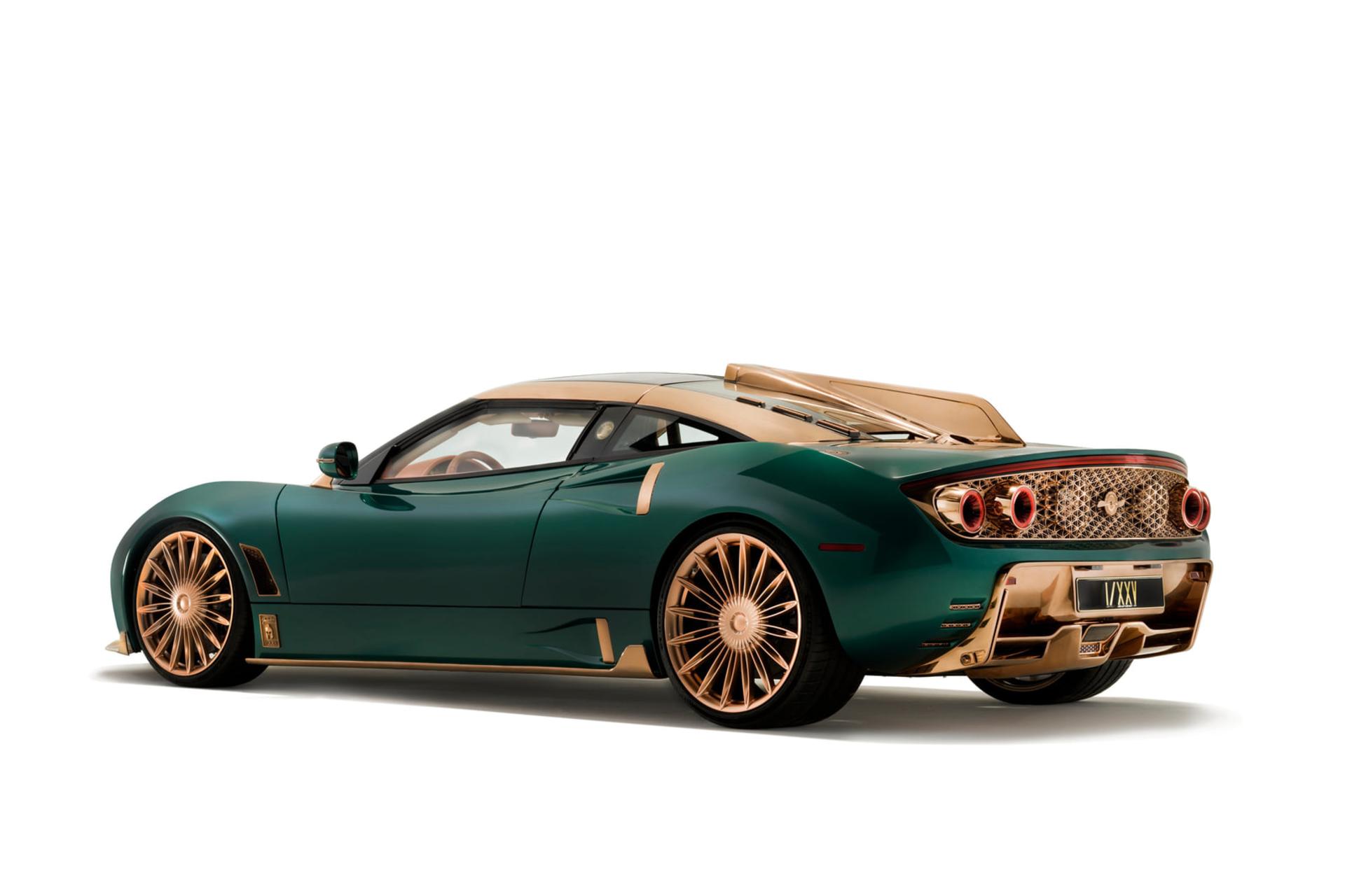 خودرو سوپراسپرت اسپایکر (Spyker C8 Preliator XXV) با بدنه سبز و رینگ‌های طلایی