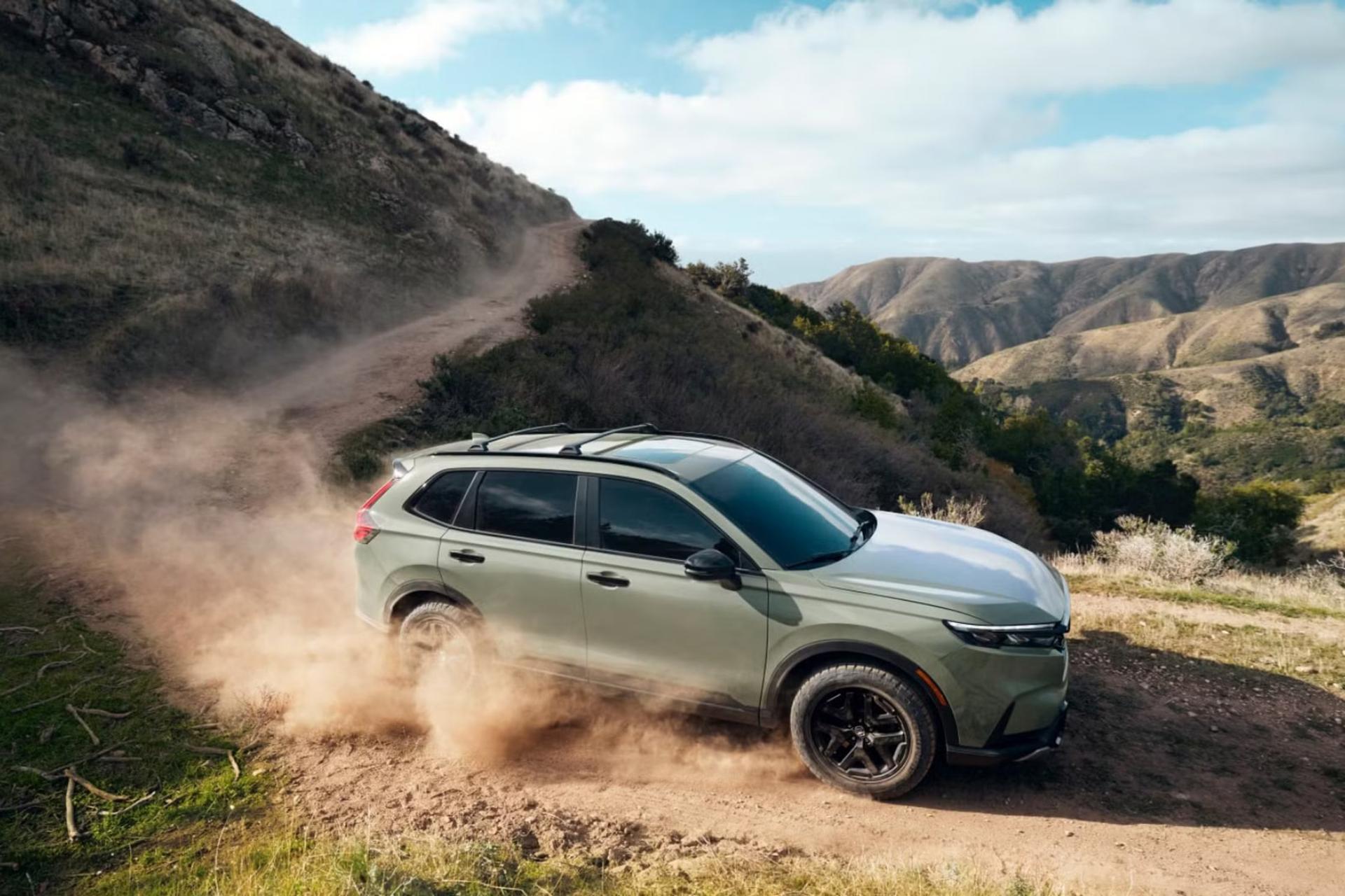 خودرو هوندا CR-V TrailSport (Honda CR-V TrailSport) در حال حرکت در مسیر خاکی کوهستانی