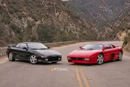 خودروهای تویوتا MR2 (Toyota MR2) مشکی و فراری قرمز در جاده کوهستانی