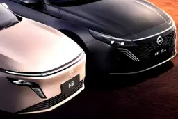 نمای جلوی دو خودروی نیسان (Nissan) مدل N6 و Terra در فضای باز