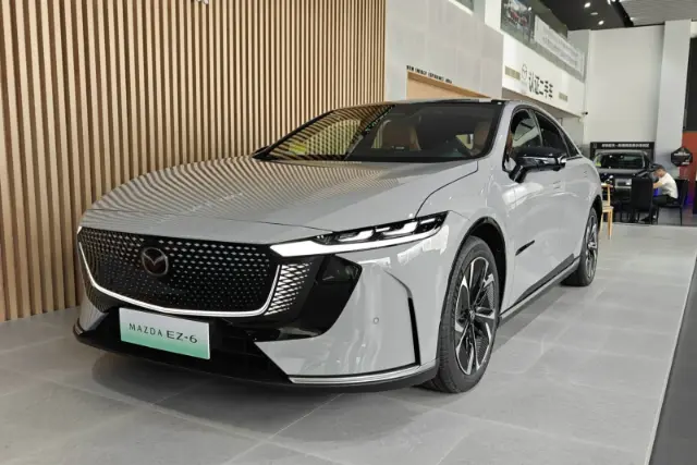 سدان مزدا EZ-6 (Mazda EZ-6) با رنگ خاکستری در نمایشگاه خودرو