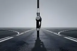 دسته پمپ بنزین روی تقاطع جاده‌ای در فضای مبهم