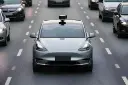 خودروی تسلا (Tesla) مجهز به سنسورهای هوشمند در حال حرکت در بزرگراه