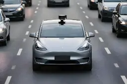 خودروی تسلا (Tesla) مجهز به سنسورهای هوشمند در حال حرکت در بزرگراه