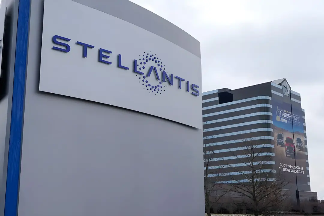 لوگوی شرکت استلانتیس (Stellantis) روی نمای ساختمان در فضای باز