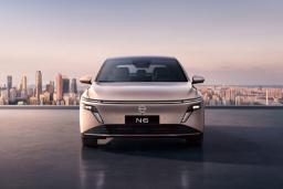 خودرو پلاگین‌هیبرید نیسان (Nissan) مدل N6 در مقابل خط افق شهر