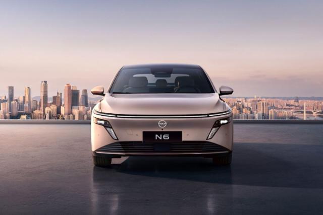 خودرو پلاگین‌هیبرید نیسان (Nissan) مدل N6 در مقابل خط افق شهر