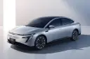 خودرو الکتریکی نیسان (Nissan) N7 با بدنه نقره‌ای در استودیو