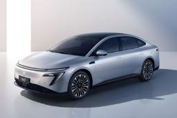 خودرو الکتریکی نیسان (Nissan) N7 با بدنه نقره‌ای در استودیو