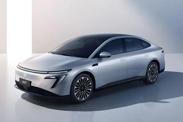 خودرو الکتریکی نیسان (Nissan) N7 با بدنه نقره‌ای در استودیو