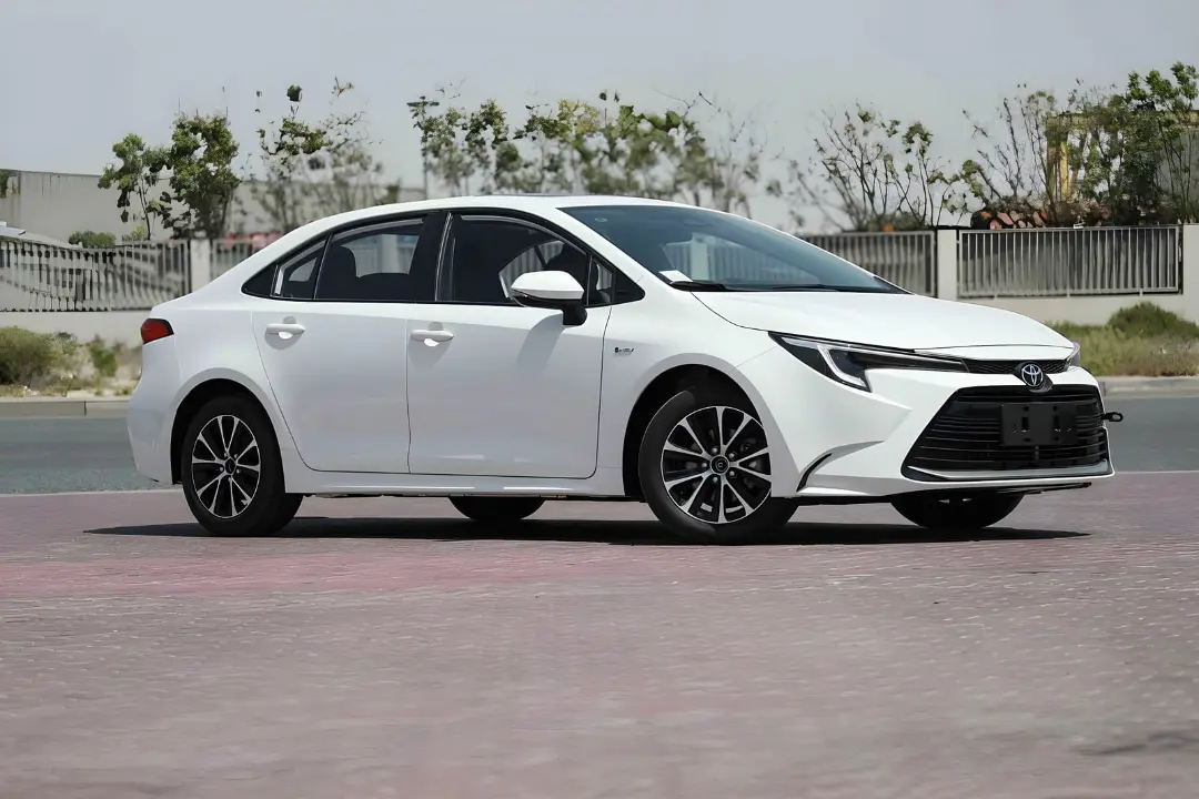 خودرو سفید رنگ تویوتا لوین (Toyota Levin) مدل ۲۰۲۵ با موتور ۱.۸ لیتری هیبرید