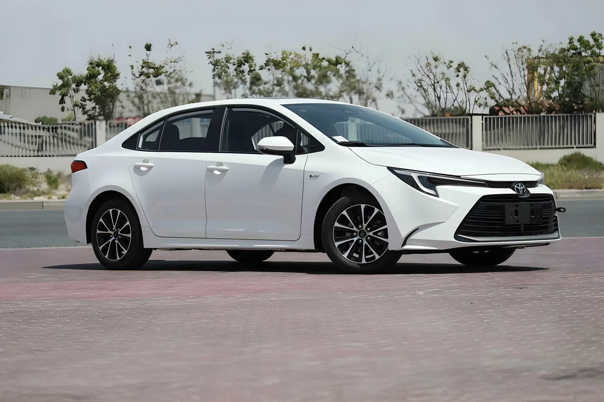 خودرو سفید رنگ تویوتا لوین (Toyota Levin) مدل ۲۰۲۵ با موتور ۱.۸ لیتری هیبرید